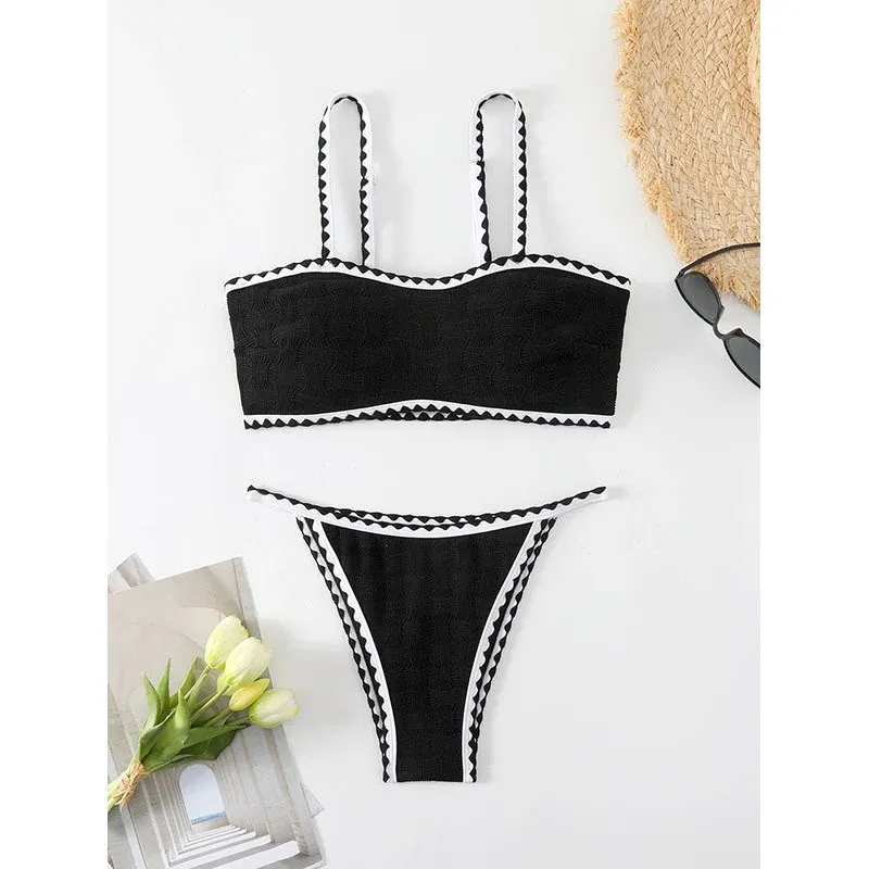Damen-Bikini mit strukturiertem Oberteil und trendigen Kontrastdetails – Maréssa